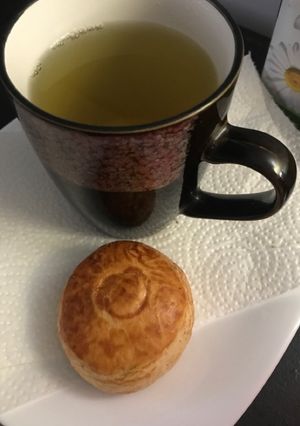 Una foto de Con frío, hambre y a dieta?Té de yerbabuena y un bisquet