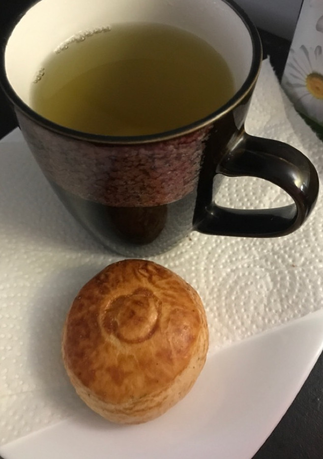 Una foto de Con frío, hambre y a dieta?Té de yerbabuena y un bisquet