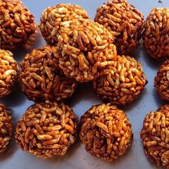 A picture of Puffed rice ball/ pori urundai.
