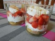 Una foto de postres con fresas y queso philadelphia