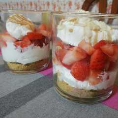 Una foto de Vasitos de fresas con crema de queso