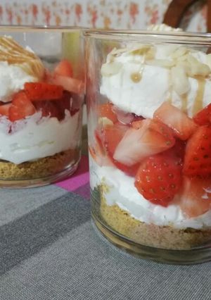 Una foto de Vasitos de fresas con crema de queso
