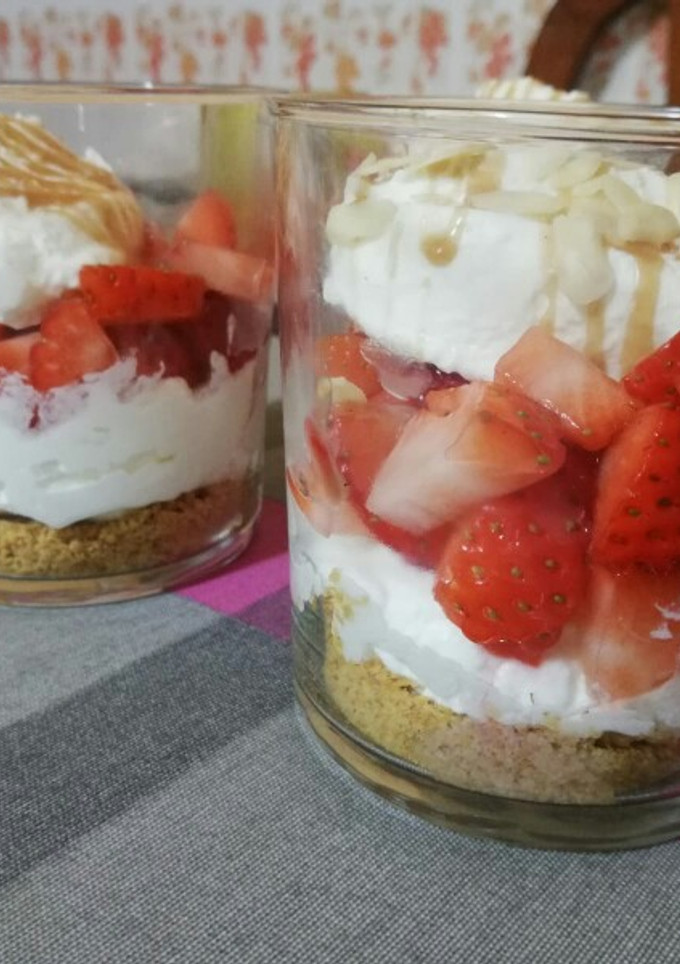 Una foto de Vasitos de fresas con crema de queso