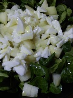 Una foto de Ensalada canónigos, pera y queso