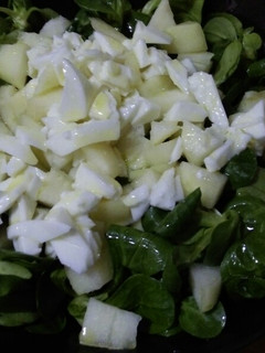 Una foto de Ensalada canónigos, pera y queso