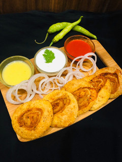 સ્ટફ્ડ પૂરી (Stuffed Puri Recipe In Gujarati) રેસીપી મુખ્ય ફોટો