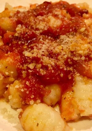 Una foto de Ñoquis con salsa