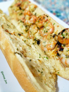 Una foto de Baguette viena de gambas al ajillo con hummus