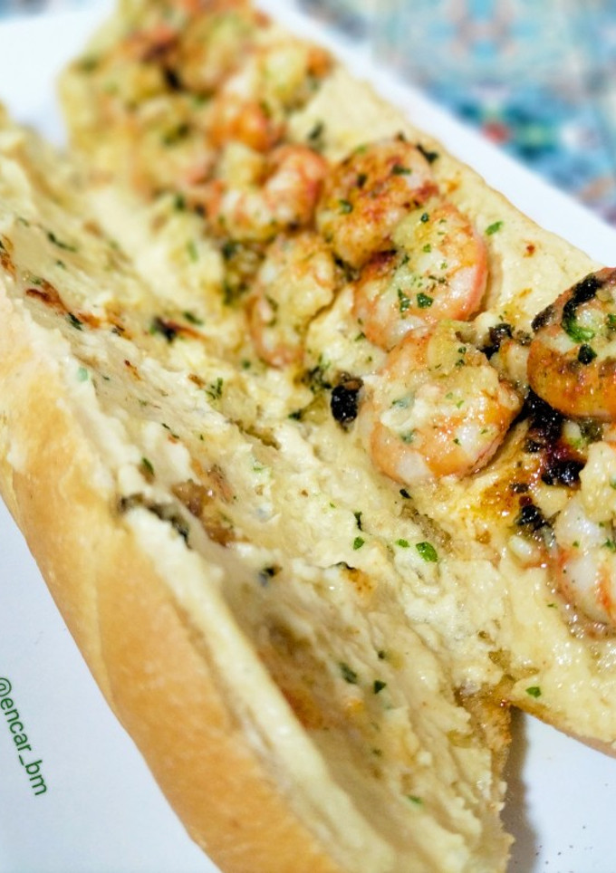 Una foto de Baguette viena de gambas al ajillo con hummus