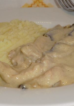 Sertésszeletek tejszínes-gombás mártásban recept fotója