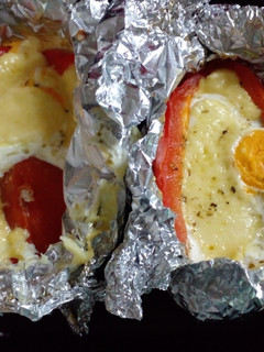 Una foto de Morrones con queso y huevo al horno