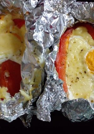 Una foto de Morrones con queso y huevo al horno