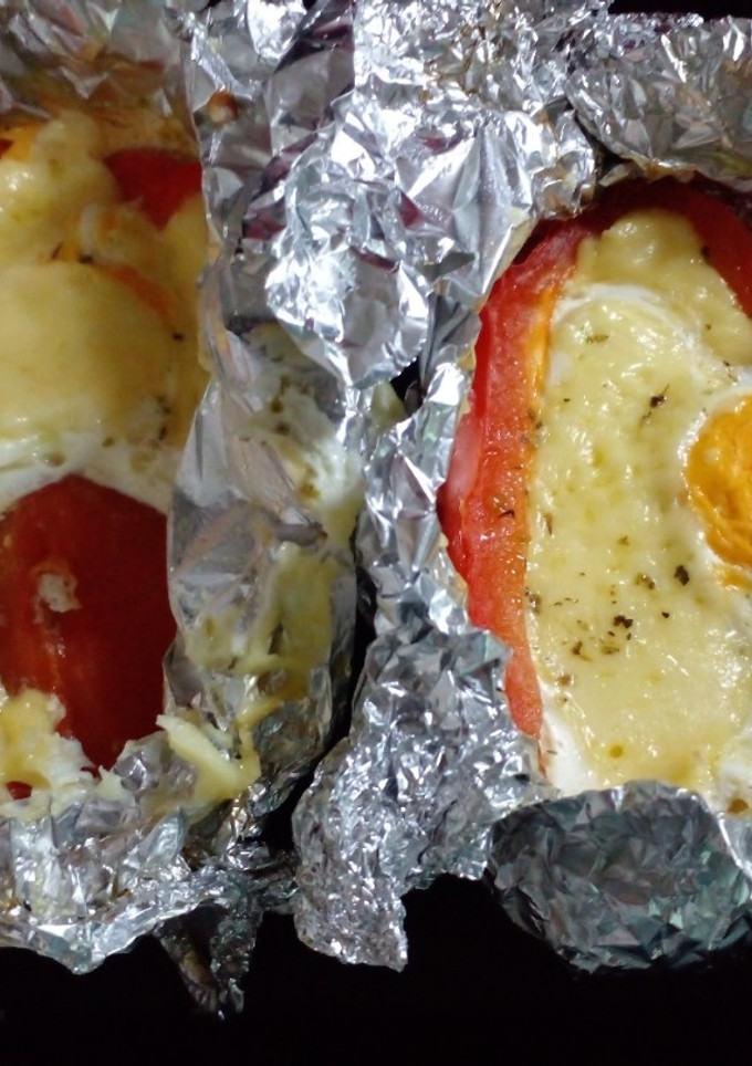 Una foto de Morrones con queso y huevo al horno