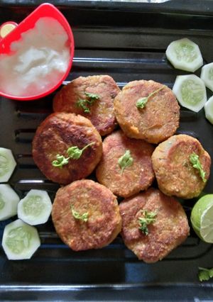 लाल भोपळा कटलेट (lal bhoplyache cutlet recipe in marathi) रेसिपी चे मुख्य फोटो 