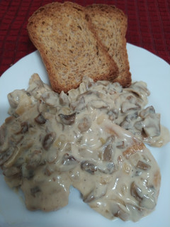Una foto de Filete de pollo en salsa nata con champiñones