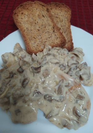 Una foto de Filete de pollo en salsa nata con champiñones