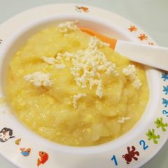 A picture of Rice+cauliflower+sweet corn+egg yolk+cheese baby porridge.