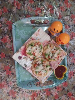 मिनी ब्रेड पिज़्ज़ा (mini bread pizza recipe in hindi) रेसिपी मुख्य फोटो