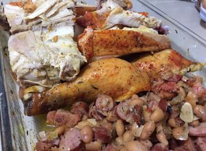 Una foto de Pollo asado relleno con chorizo
