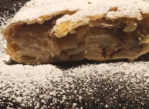 Una foto de Strudel de manzana 🍏🍎