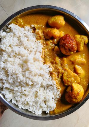 A picture of Egg curry with Steamed Rice.