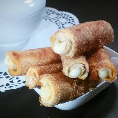 A picture of Bread cream roll.