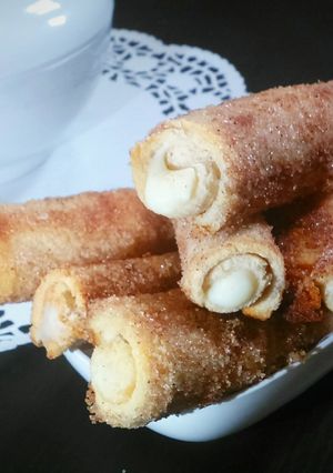 A picture of Bread cream roll.