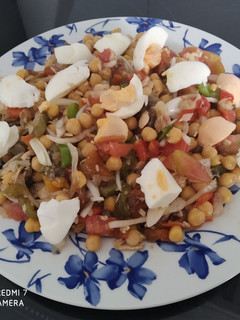 Una foto de Ensalada de garbanzos con verduras