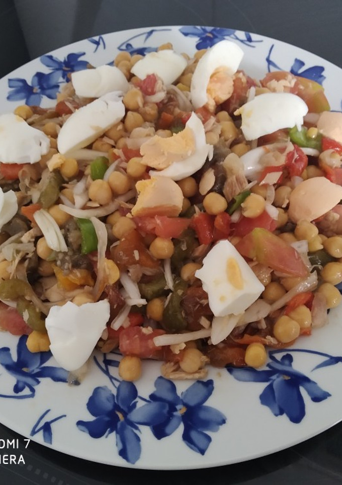 Una foto de Ensalada de garbanzos con verduras