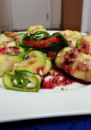 Una foto de Rollitos de zapallo italaliano con salsa de frutos del bosque