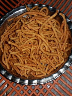 તીખા ગાઠિયા(tikha gathiya in Gujarati) રેસીપી મુખ્ય ફોટો