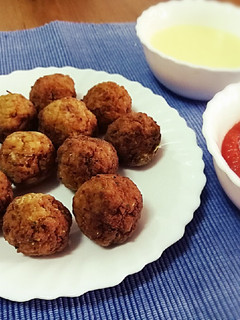 Una foto de Albóndigas Veganas con salsa de queso (vegano)