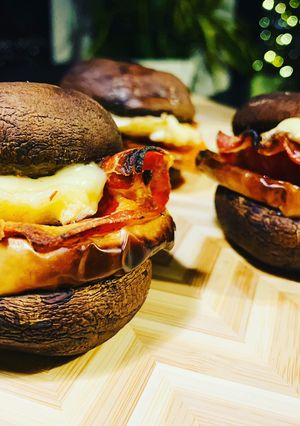 Une photo de Mini burger champignons butternut bacon camembert