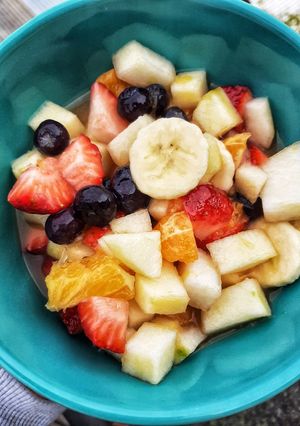 Una foto de Ensalada de frutas de estación 🍊🍓🍎🍌