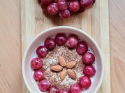 Una foto de avena y uvas
