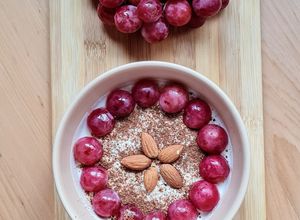 Una foto de Avena trasnochada con uva rosa 🍇 Overnight oats con uva red globe 🍇
