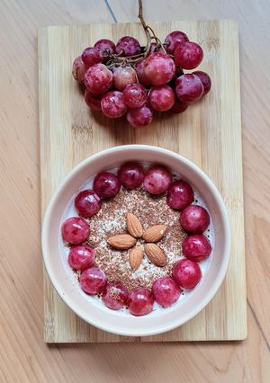Una foto de Avena trasnochada con uva rosa 🍇 Overnight oats con uva red globe 🍇
