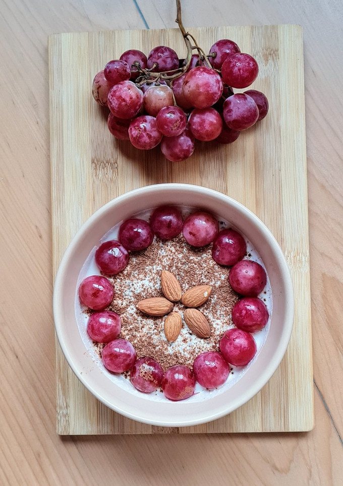 Una foto de Avena trasnochada con uva rosa 🍇 Overnight oats con uva red globe 🍇