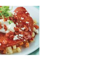 Una foto de Enjitomatadas rojas rellenas de verdura