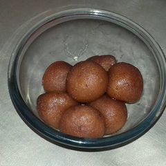 A picture of Gulab jamun.