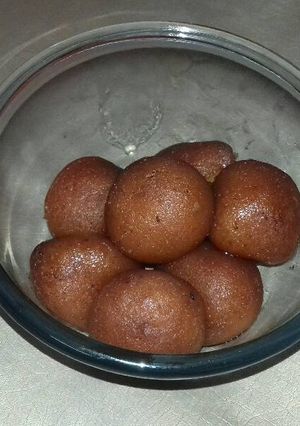 A picture of Gulab jamun.
