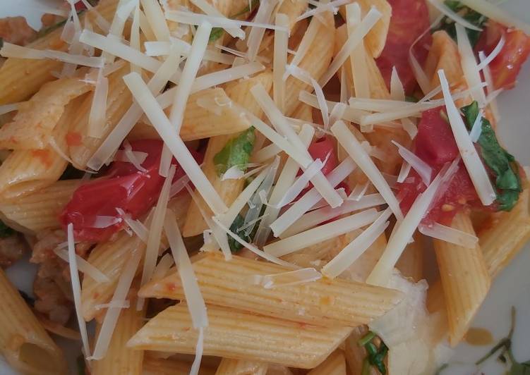 Penne con salsiccia,pomodorini e rucola