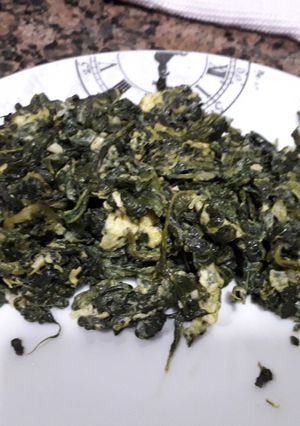 Una foto de Espinacas revueltas con huevo