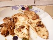 Una foto di pollo di champignon