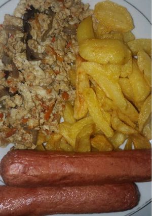 A picture of Chips, sausage & scrambled eggs 😋.