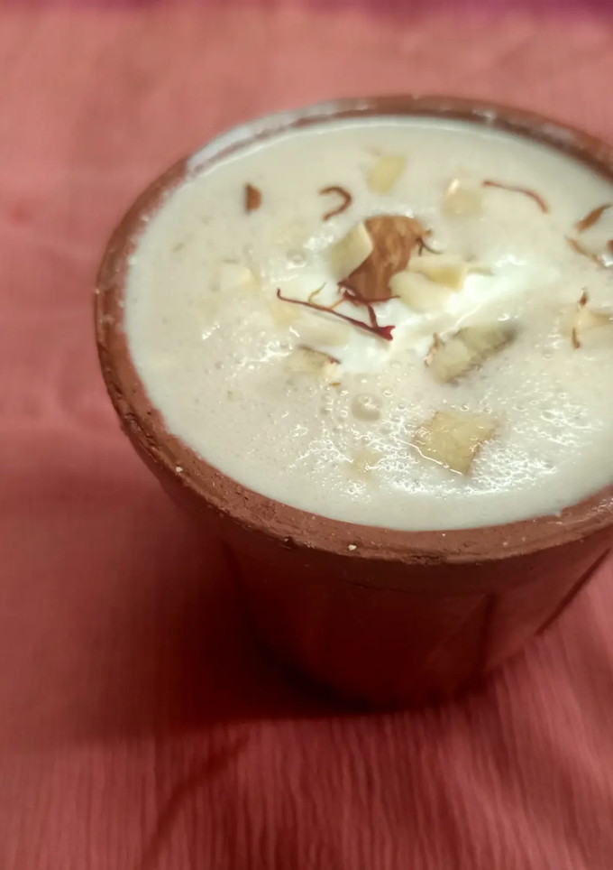 गुड़ मेवा लस्सी (gur mewa lassi recipe in Hindi) रेसिपी मुख्य फोटो