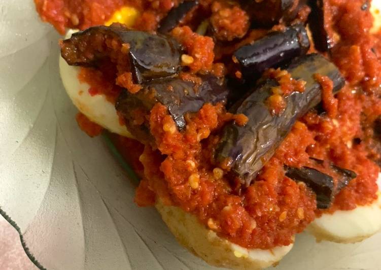 Resep Telur Bulat Sambal Terong | Cara Buat Telur Bulat Sambal Terong Yang Enak Dan Mudah