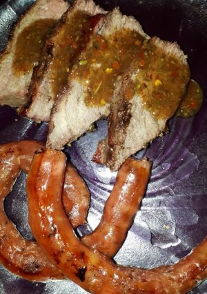 Una foto de Tapa de nalga y salchicha parrillera