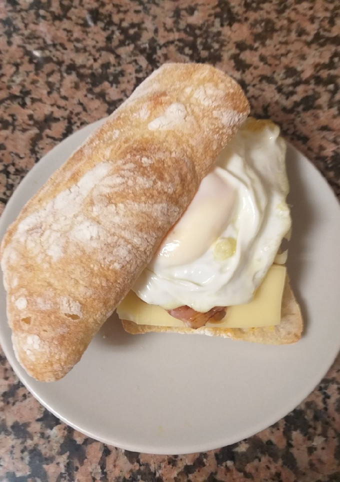 Una foto de Hamburguesa completa al gusto con pan de coca 😋