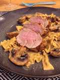 Schweinefilet mit Pasta in frischer Champignonsauce